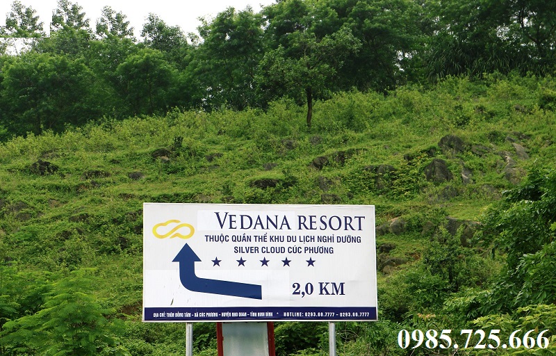 Biển chỉ dẫn lối đi tới dự án Vedana Cúc Phương Resort - Ninh Bình