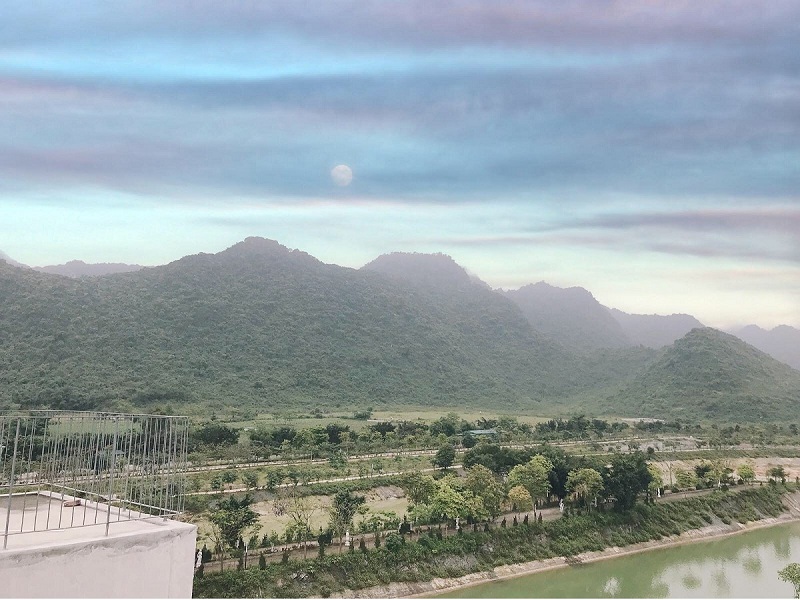 Núi rừng Cúc Phương nhìn từ Vedana Resort tháng 4/2020